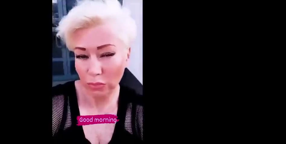 Siyah çoraplı havalı olgun sanal fahişe büyük siyah dildoyla her iki deliğine de kendini sikiyor.!. ))