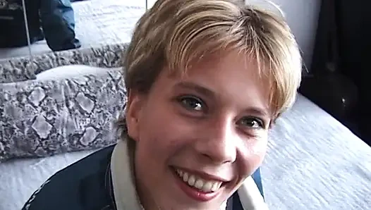 Cewek nakal rambut pirang lagi asik fingering