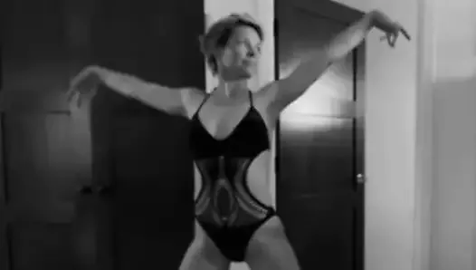 Evangeline Lilly - danse en bikini super sexy