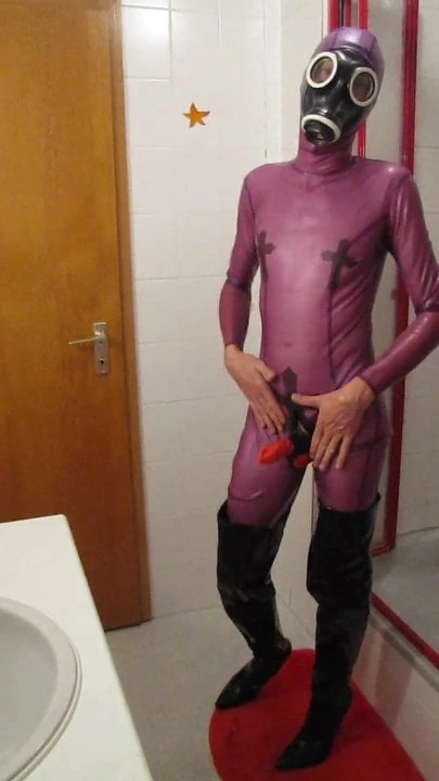 in lila-transparentem Latex Catsuit und Stiefeln gewichst