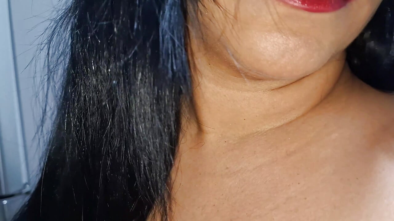 가죽 치마를 입고 부엌에서 : 네 자지에 우유 넣고 싶어? 그러니까 받아, 이 년아야