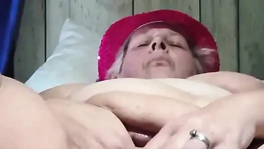 Что это между ее мокрой сочной кошкой это большой N черный