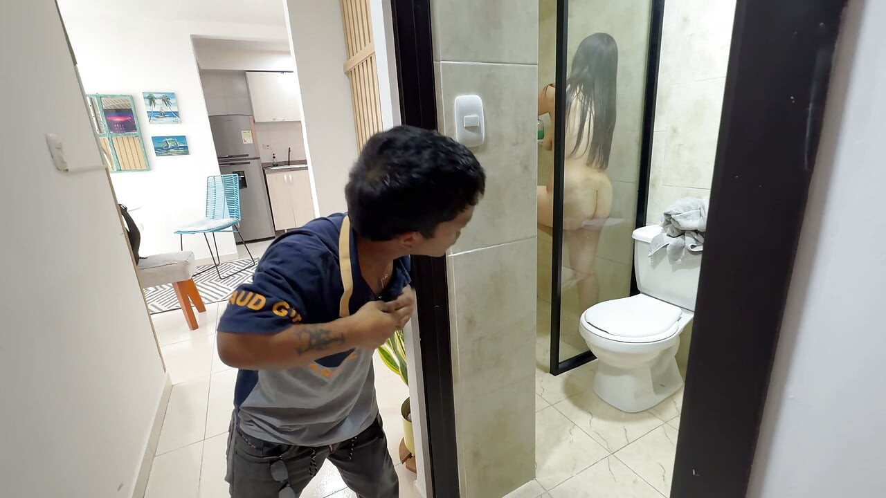 Pirang seksi berbokong besar berbagi kamar mandi dengan ayah tiri cebolnya yang punya kontol raksasa, membuatnya muncrat deras