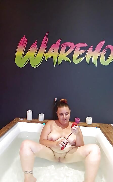 Cum join me in the bath at Warehouse-X ! I have toys! I will bring my ass if you bring you