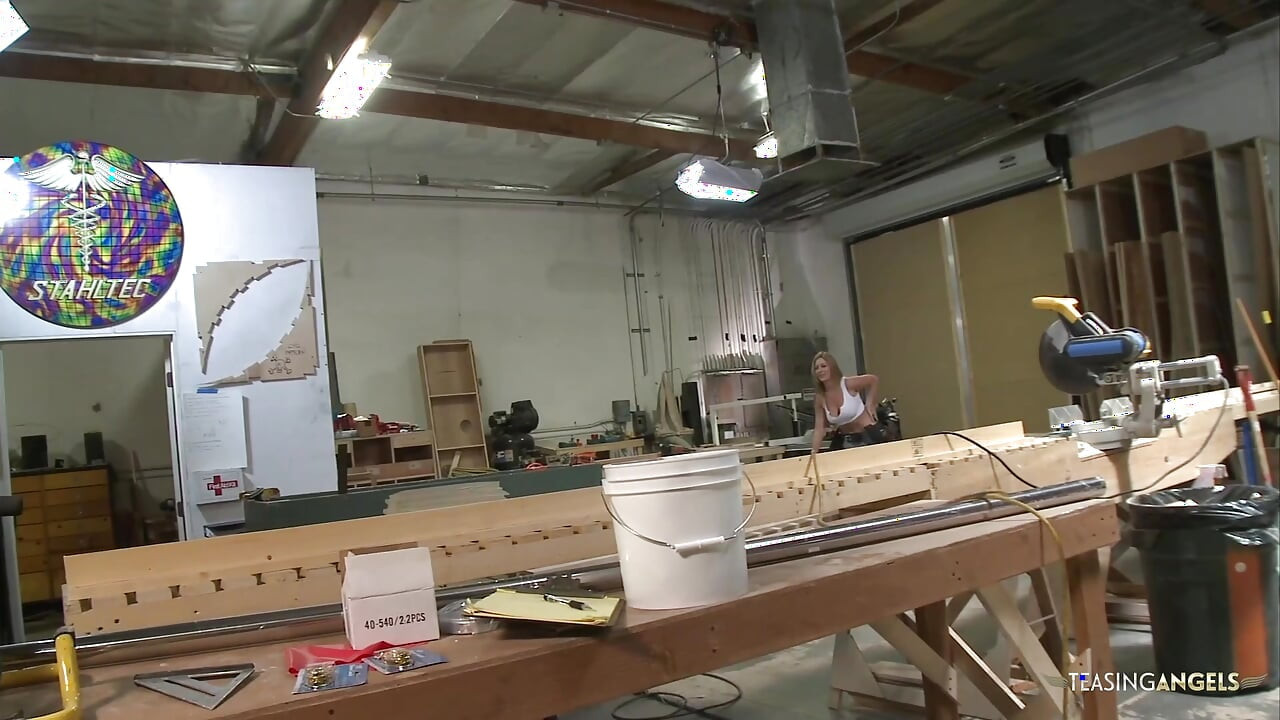 建設作業員のエイビー・スコットが同僚に激しく犯される