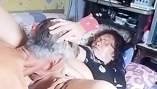 Она сквиртует много раз, и она чувствует хорошее удовлетворение, какое она получила от моего хуя и ебли