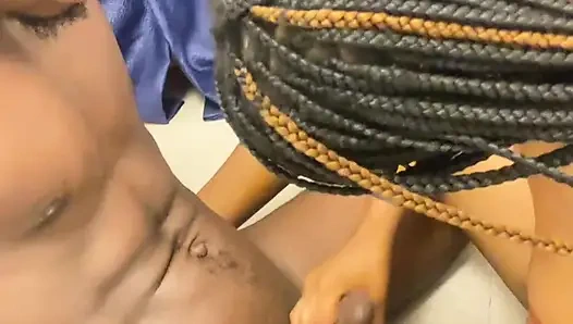 Sahabatku membuka kakiku dan ngentot memek be basahku dengan kontol hitamnya yang besar