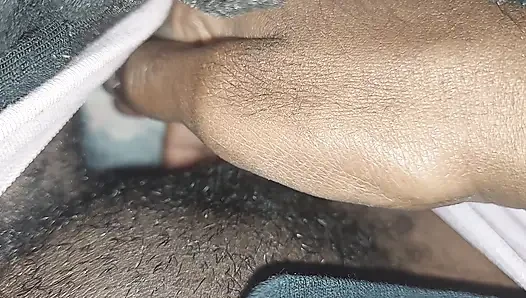 Aku lagi asik mainin memek mupitku yang ngaceng