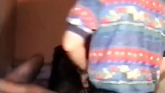 Si cewek hot rambut hitam ini nggak bisa berhenti nyepong kontolmu