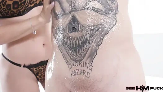 Tommy si cewek hot bertato lagi asik jilat pantat bahenolnya sampai lubangnya menganga lebar!