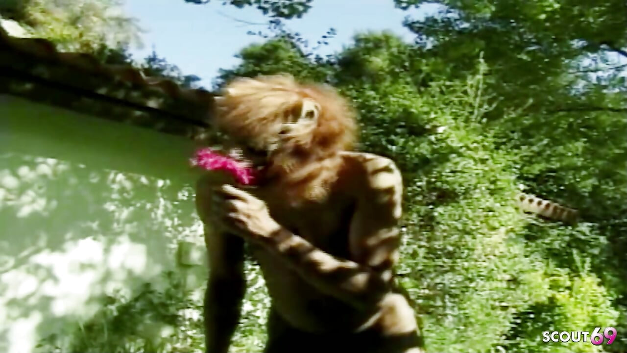 זין שחור ענק מזיין טרנסית עם ציצים גדולים בתחת הדוק במהלך סקס בין-גזעי