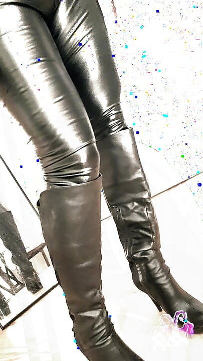 Super sexy Sissy Dziwka Kandi huśta kutasa w swoim czarnym lateksie i butach PMV