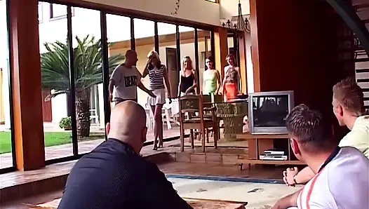 Обмен партнерами в отпуске! Они делают это как сумасшедшее!