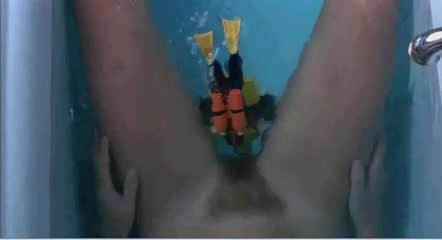 Sne διασημότητα στο μπάνιο