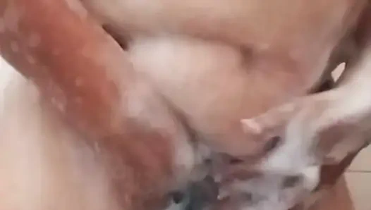 Kocamın arkadaşına banyo yaptığım bir video gönderiyorum