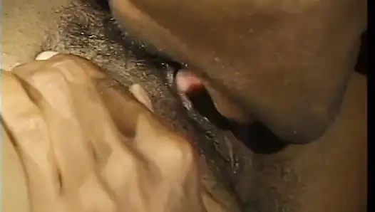 Si cantik kulit hitam nyepong kontol sampai tenggorokan dan dientot dari belakang