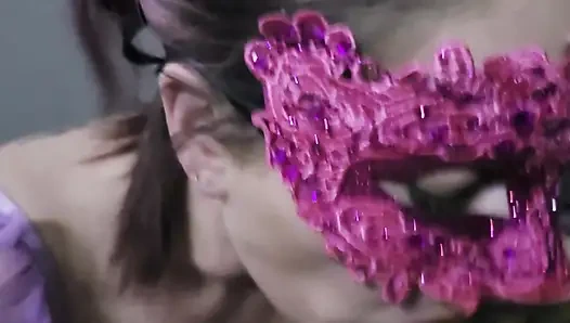 Шлюховатая милфа в розовой маске делает минет с глотанием