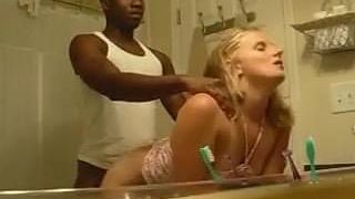 Une blonde se fait baiser sur un évier par un black