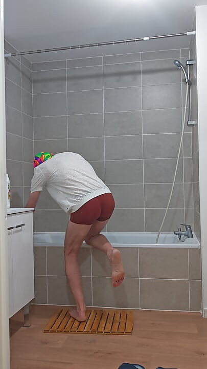 I'm cleaning my bathtub (episode 1)