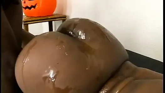 Cewek cantik kulit hitam dengan lekuk tubuh dan pantat montok memeknya dientot