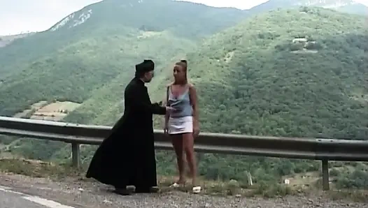Sarışın orta yaşlı seksi kadın açık havada sert macerada genişliyor