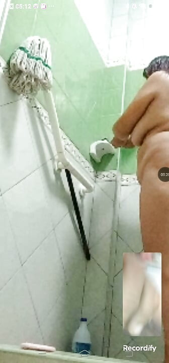 애시가 일하다가 목욕을 하더니 나한테 전화해서 화상 섹스 하자고 한다.!
