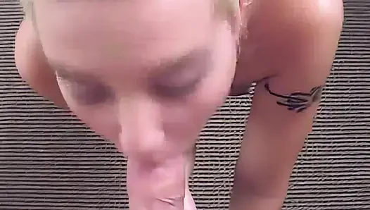 Cewek hot rambut pirang lagi asik muasin memeknya pakai dildo dan kontol besar