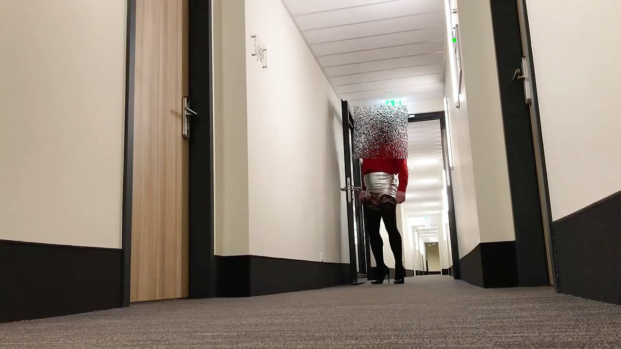 ホテルの廊下で女装者が露出している