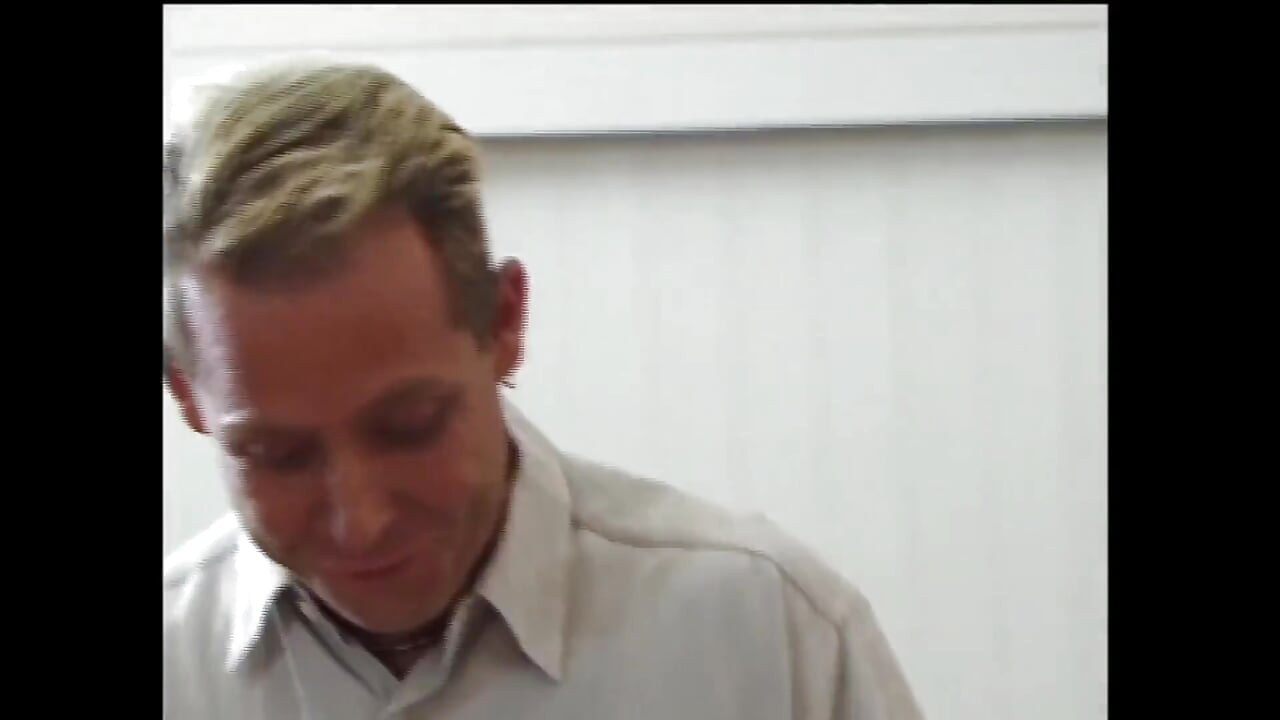 चाटने के लिए बिल्कुल सही बिल्ली