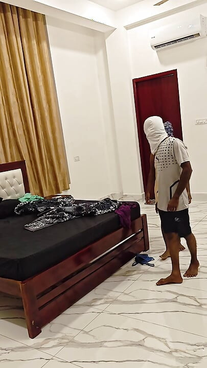 タミルのおばさんが現行犯で捕まる