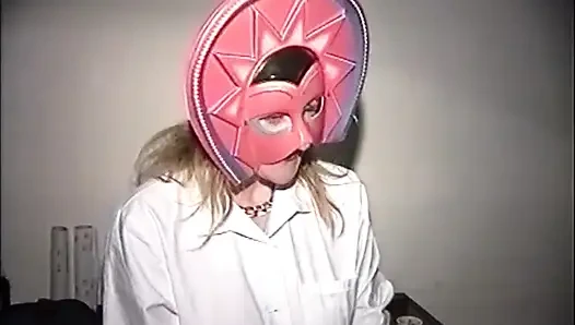 Milf bertopeng suka kontol besar berbulu di pantat