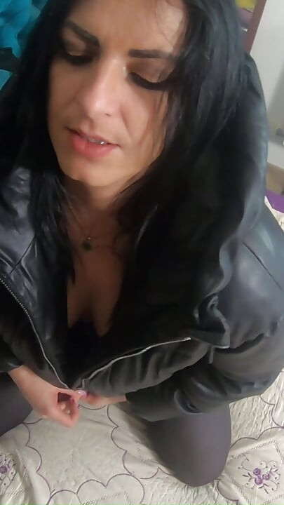 milfycalla को नए फूले हुए डाउनजैकेट पर बहुत सारा वीर्य मिलता है!