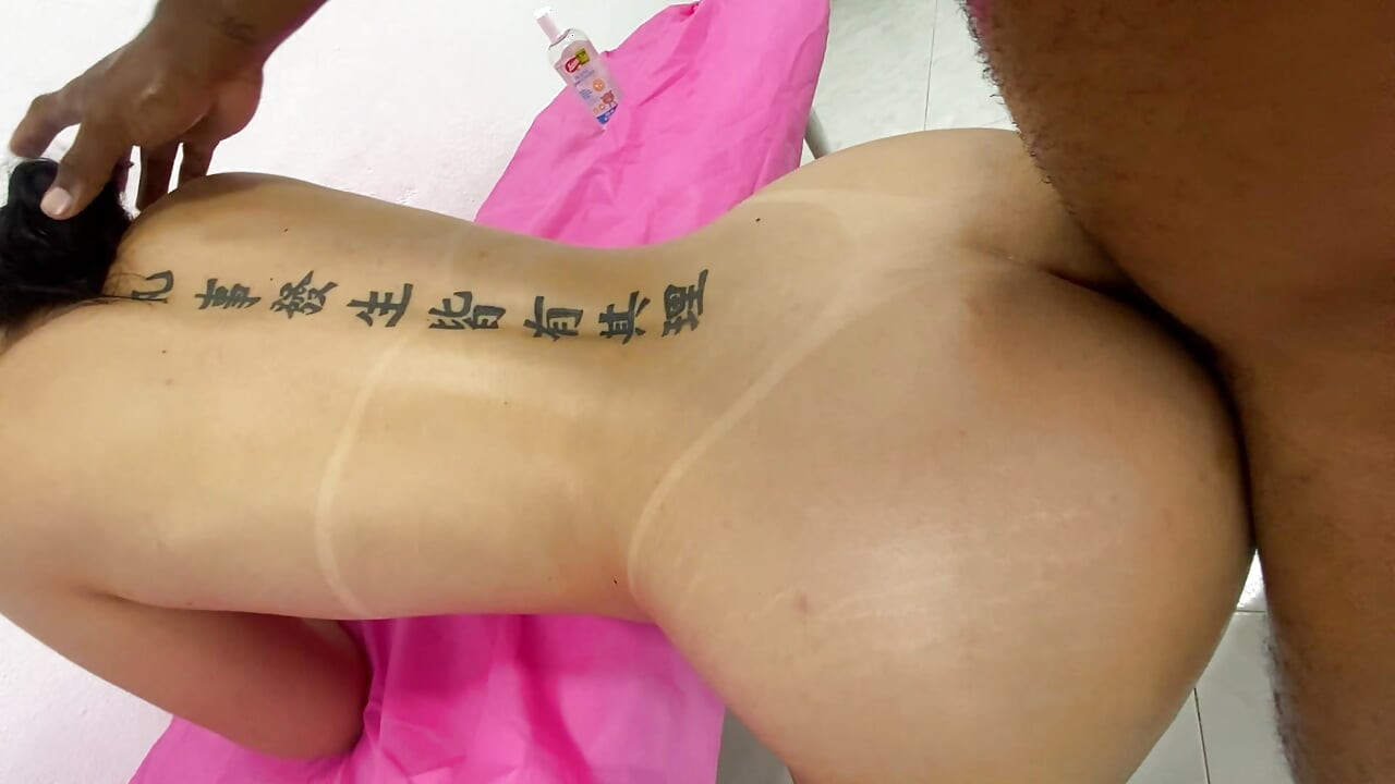 ביקשתי מהשכנה שלי לעסות אותי והיא ביקשה ממני רק 30 דולר