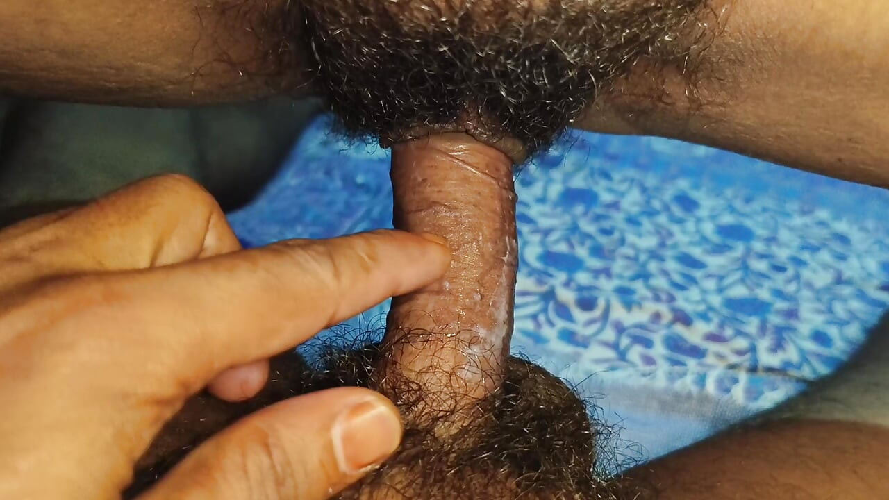 内射操她的骚逼感觉太爽了。Bhabhi 的内射小穴被操得欲仙欲死。