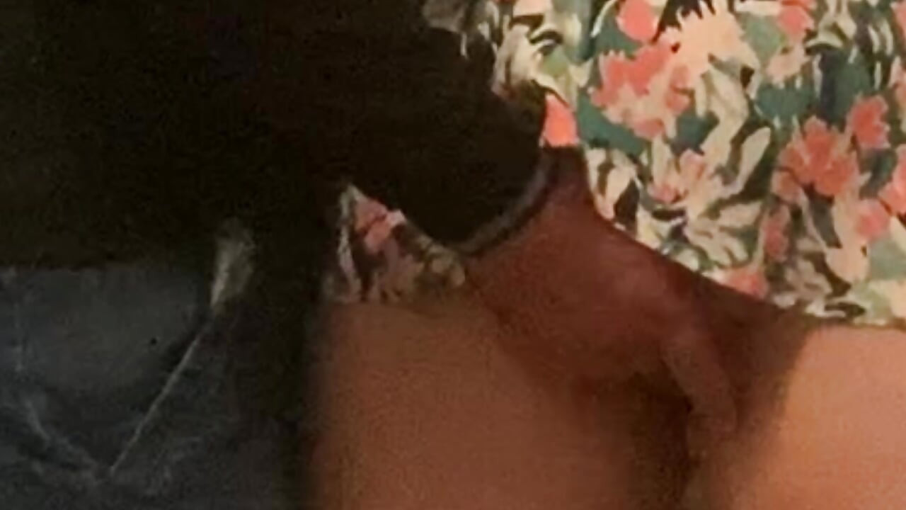 Şanslı orta yaşlı seksi kadın metroda bir sapık tarafından mastürbasyon yapıyor
