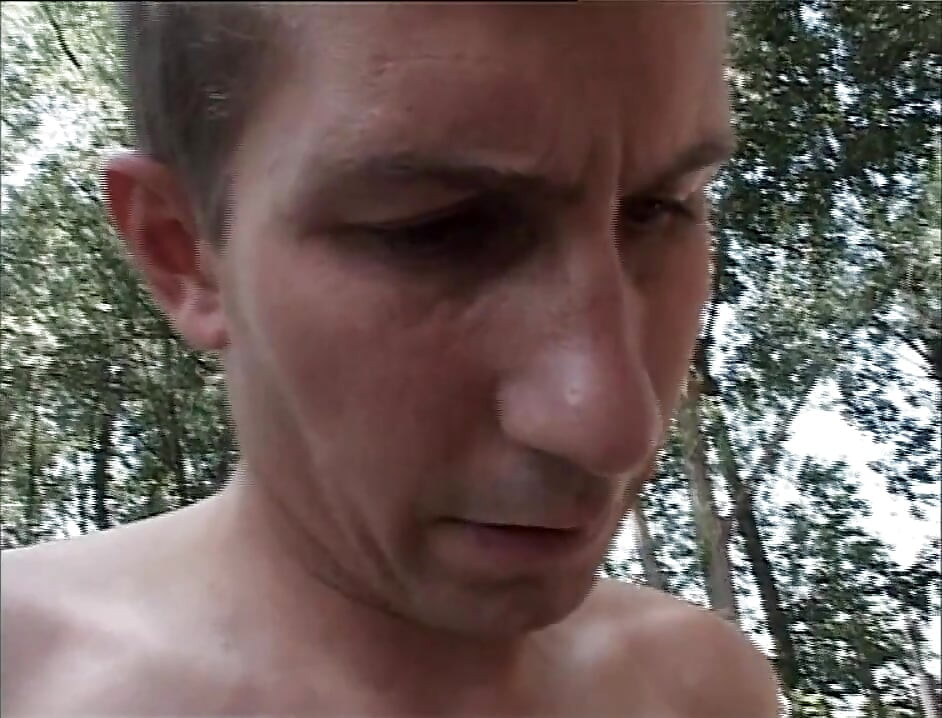 Dziki gangbang na zewnątrz dla seksownej blondynki
