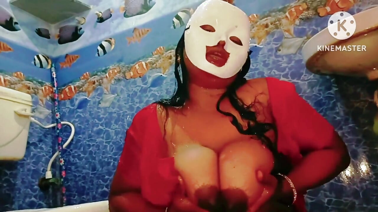 Desi geil meisje badend op een verleidelijke manier met Saree en rode blouse - moet volledige video zien