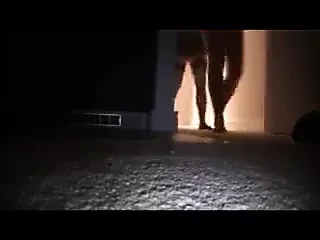 Încornoratul îl face pe soț să asculte în timp ce soția se fute