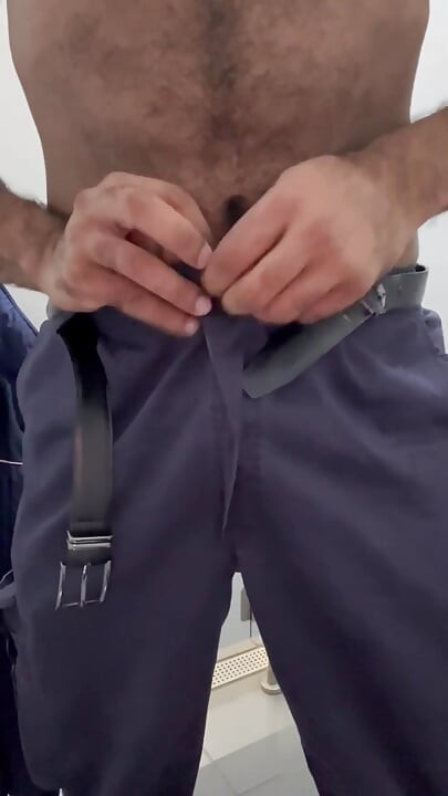 Keselamatan dalam pakaian seragam kerjanya di tandas awam