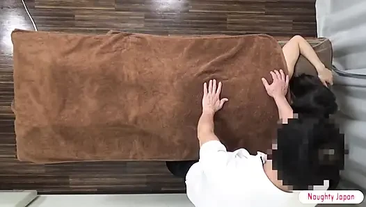 Güzel bekar üvey anne sabah bırakmadan sonra ziyaret yapıyor, sessiz şıklığı ve yorgun bir cazibeyi taşıyor 1.