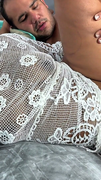 A enteada gostosa entra na cama do padrasto e ele fode ela até gozar dentro dela | Clipe 1
