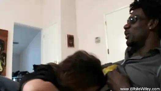Interracial-spiel der blonden ehefrau