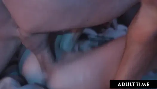 ADULT TIME - горячая крошка Kenna James изменяет с двумя мужчинами, с которыми она встретилась онлайн! ГРУБЫЙ ТРОЙНИЧОК