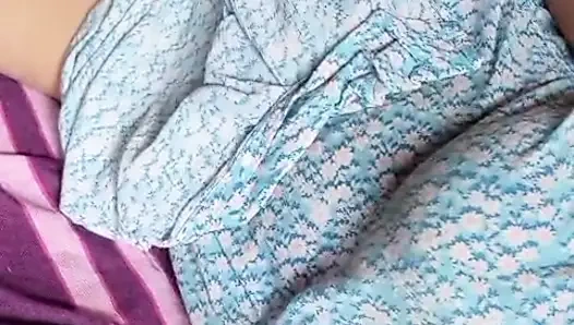 Sri-lankische schauspielerin Anne im badezimmer spielt in der nacht mit ihrer muschi und großen natürlichen möpsen