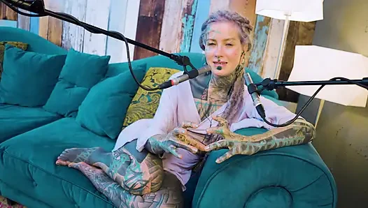 Aku lagi ngomongin tentang b - bordem - asmr podcast sfw lagi ngobrol sama model bertato rambut gimbal asal gotik