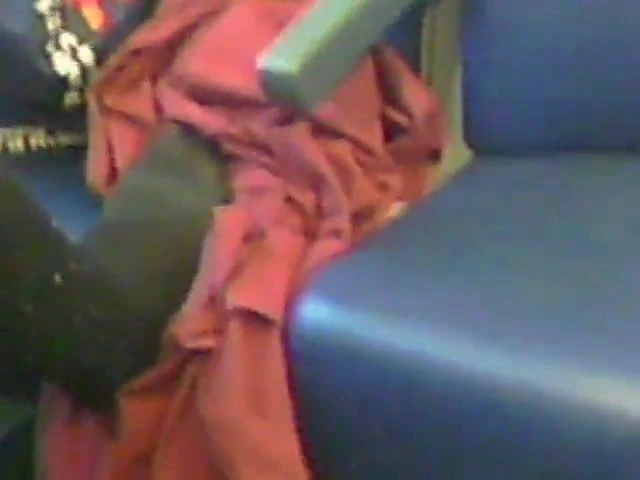 30.9.15 la signora sul treno fa riposare il piede sul sedile