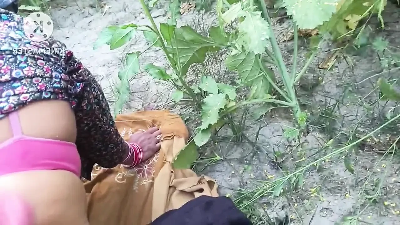 德西村哥在户外被 Devar 性交