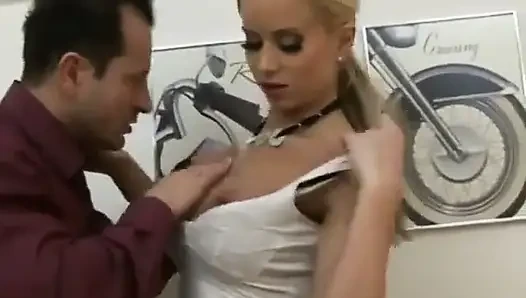 Büyük memeler iş yerinde - Cindy'nin patronu sıkı amcığını seviyor ve masaj yapıyor