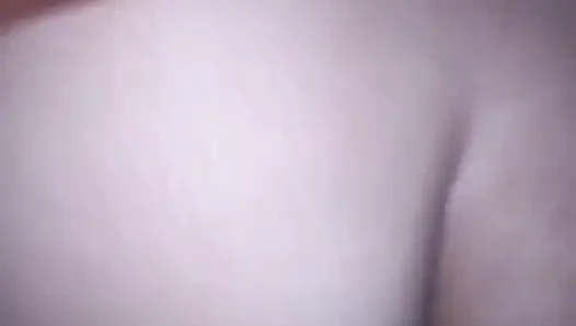 Orta yaşlı seksi kadın dörtte büyük götten sikiliyor