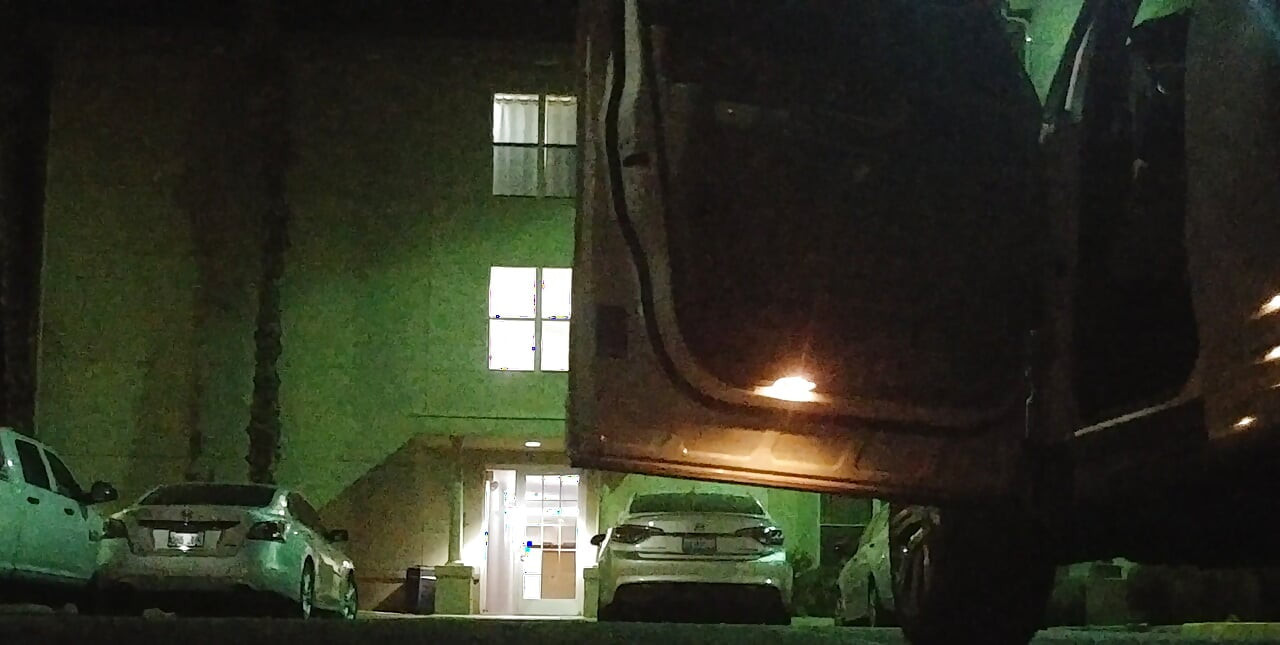 Istri Super Semok Dengan Lingerie Seksi Di Lapangan Parkir Hotel! Badblondiemonroe